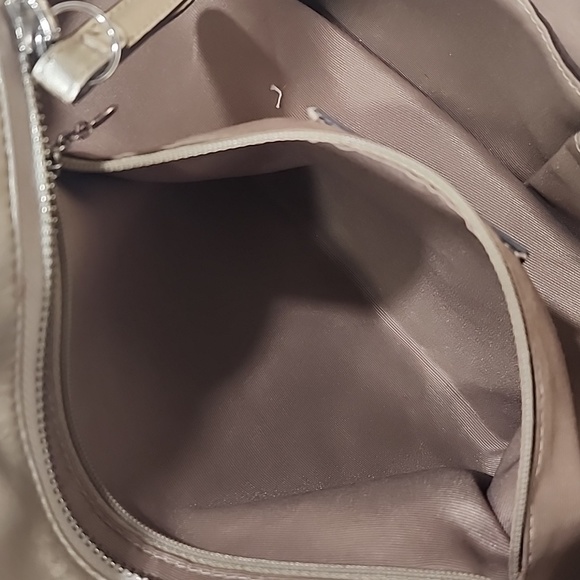 Coach F12343 Beige And Gold Leather Shoulder Tote Bag - Picture 15 of 16